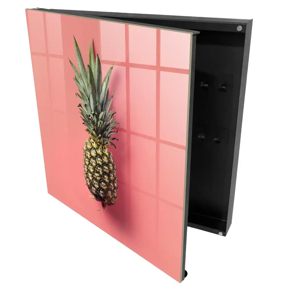 Suport pentru chei de perete cu design exotic pe fundal roz