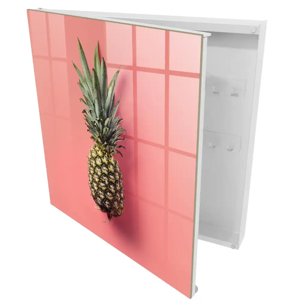 Suport pentru chei de perete cu design exotic pe fundal roz
