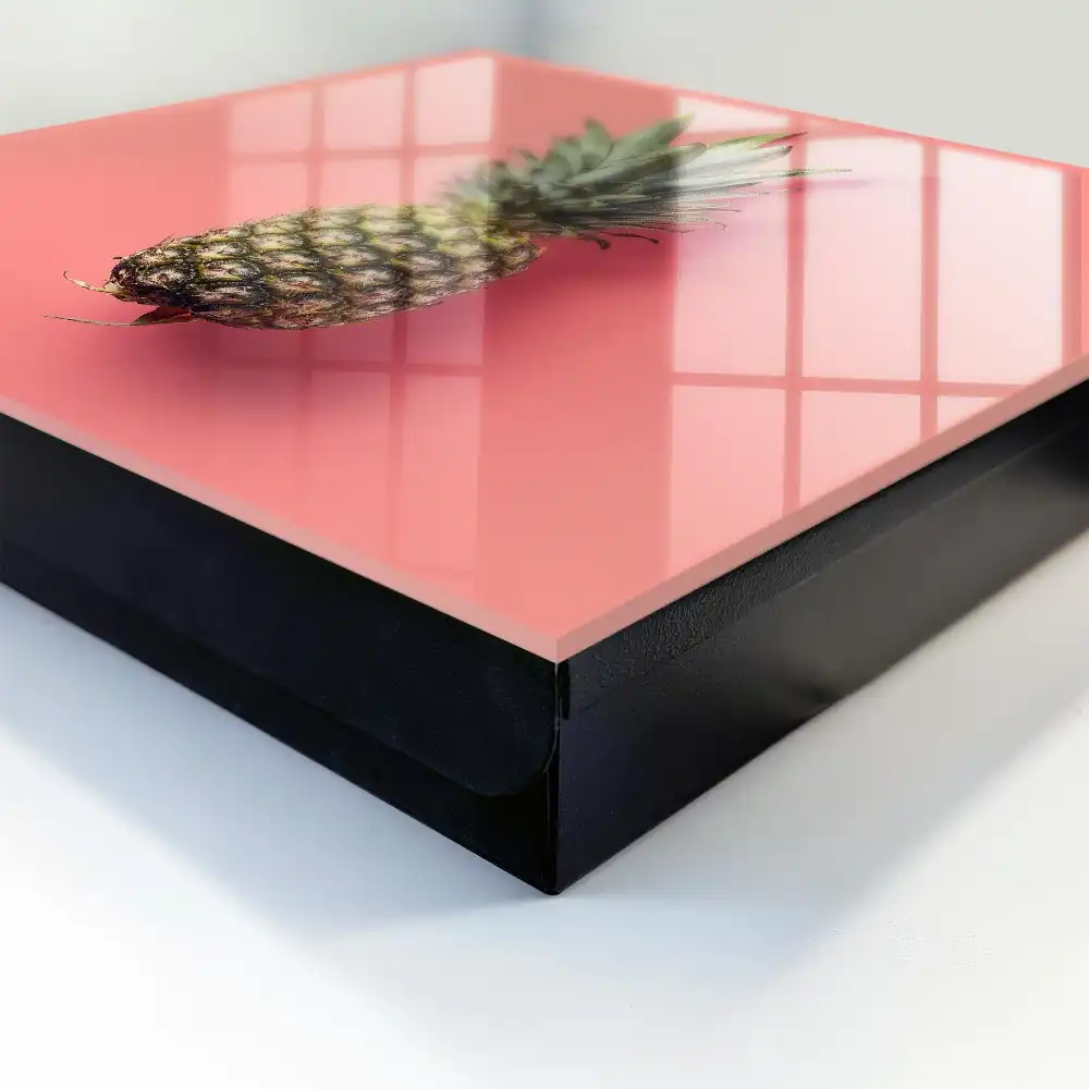 Suport pentru chei de perete cu design exotic pe fundal roz