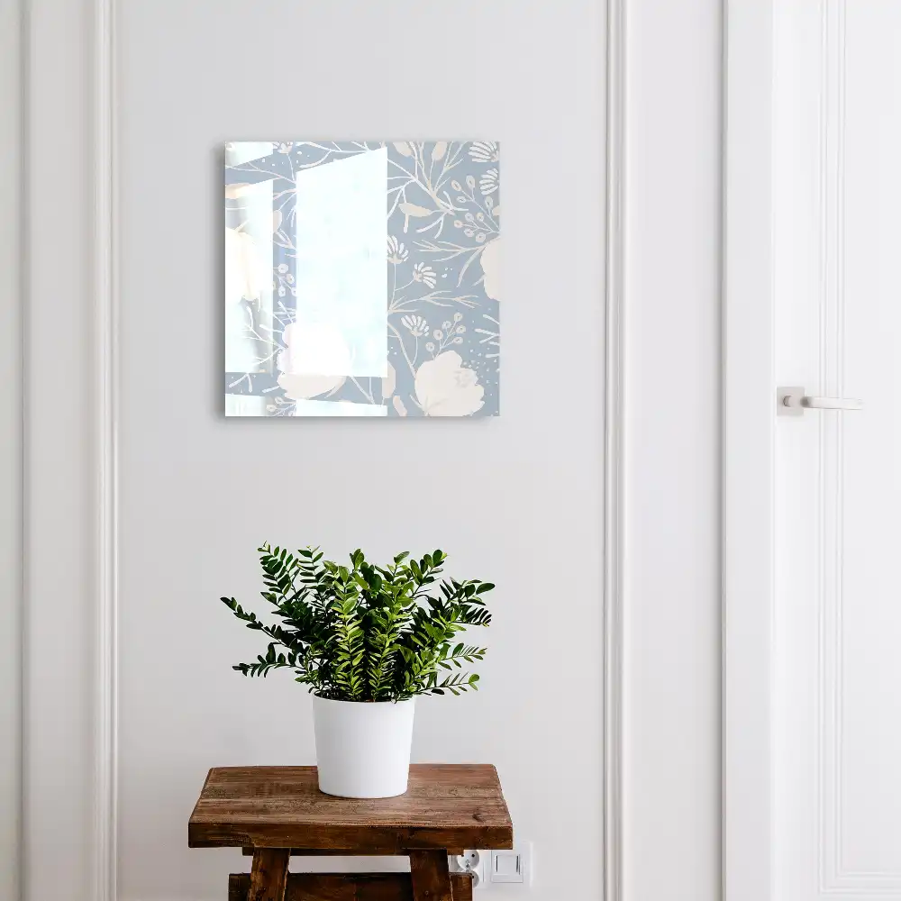 Dulapior pentru chei cu model floral pe fundal albastru deschis