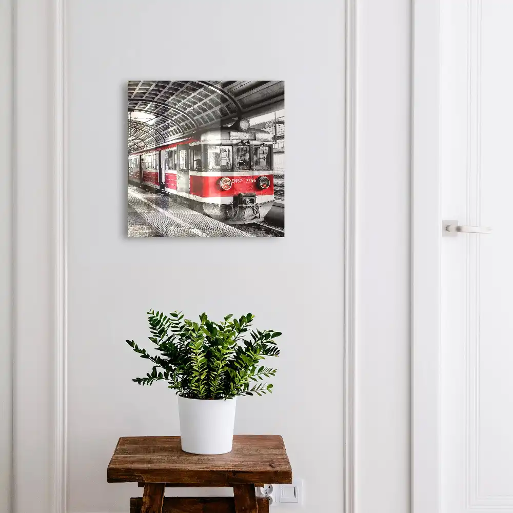 Cutie pentru chei de perete cu tren și arhitectură elegantă
