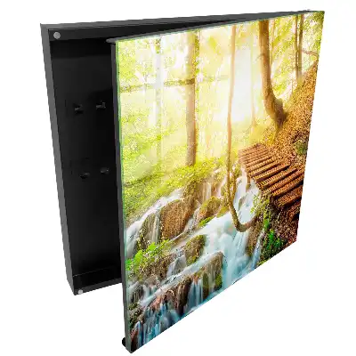 Casetă pentru chei cu design de pod din lemn și cascadă în pădure verde