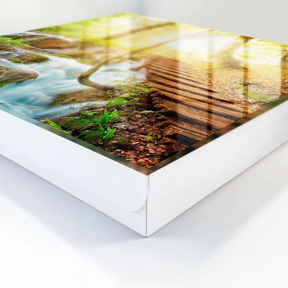 Casetă pentru chei cu design de pod din lemn și cascadă în pădure verde