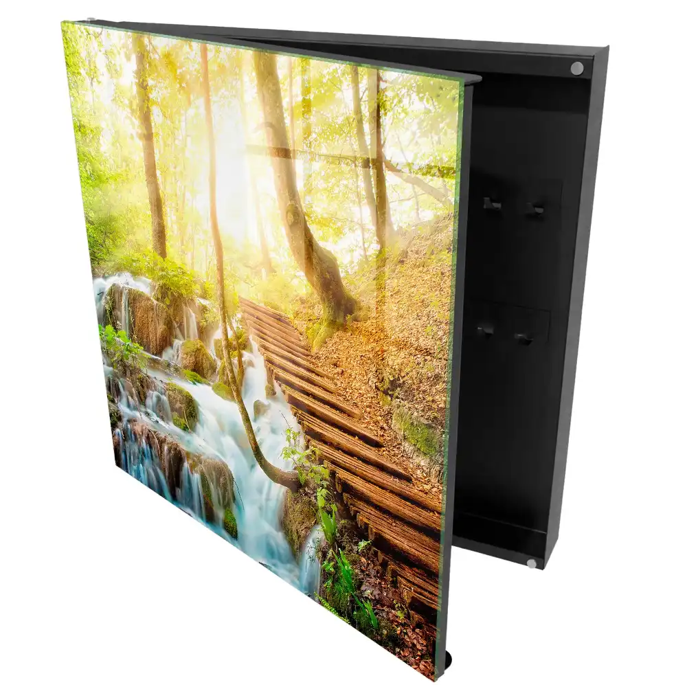 Casetă pentru chei cu design de pod din lemn și cascadă în pădure verde