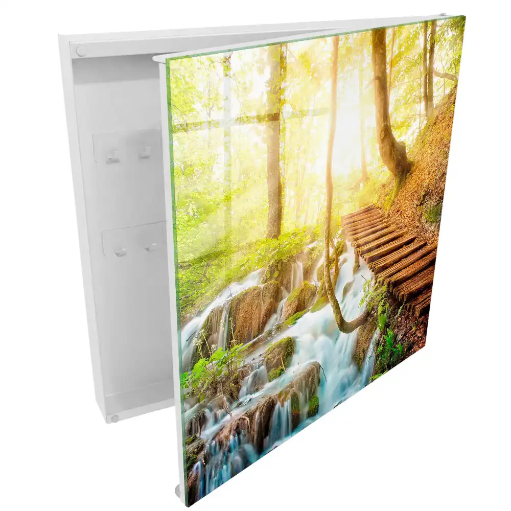 Casetă pentru chei cu design de pod din lemn și cascadă în pădure verde