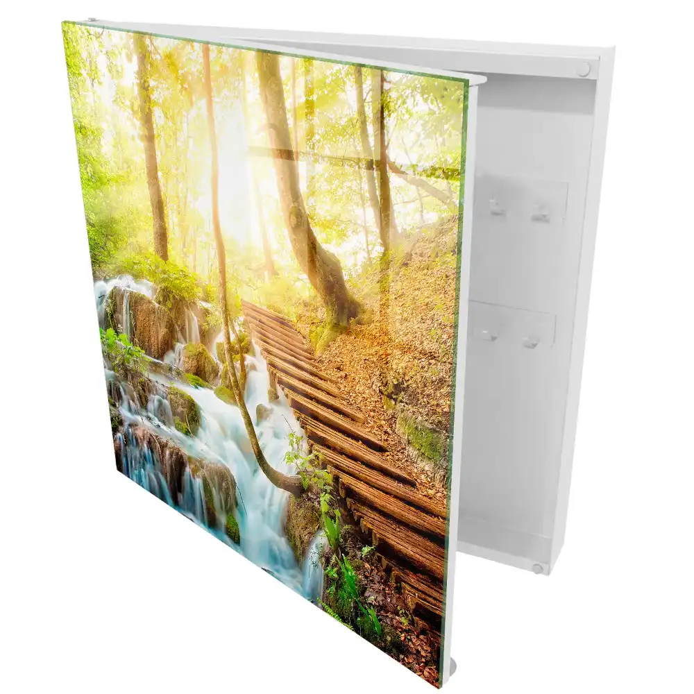 Casetă pentru chei cu design de pod din lemn și cascadă în pădure verde