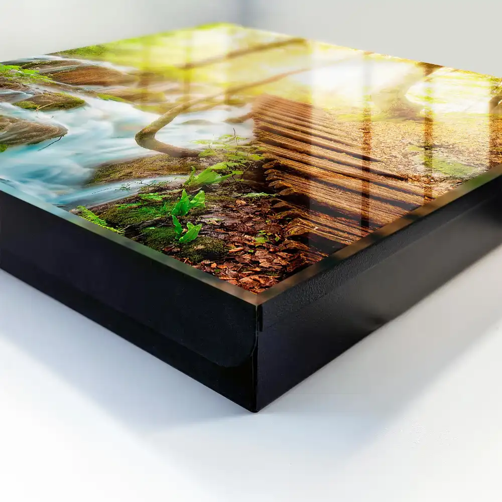 Casetă pentru chei cu design de pod din lemn și cascadă în pădure verde