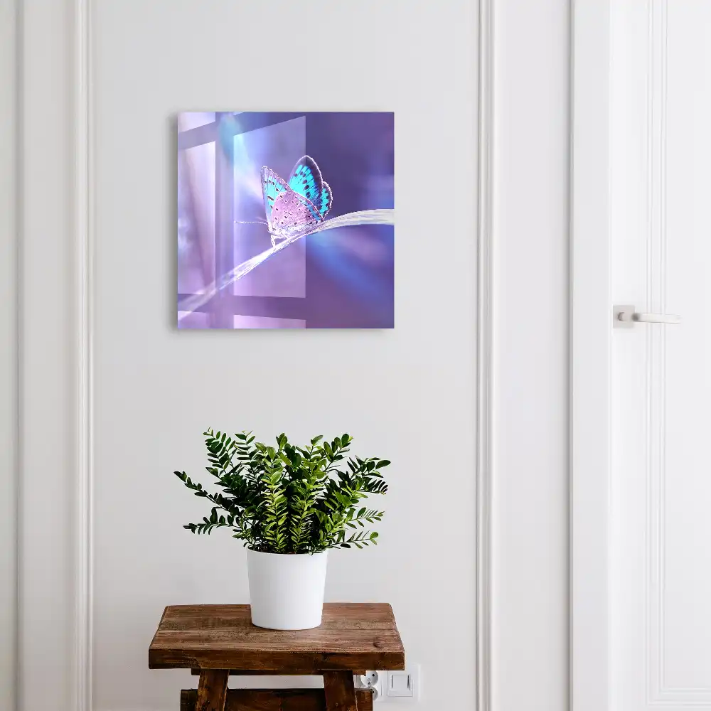 Suport de chei pentru perete cu motiv fluture colorat pe fundal violet