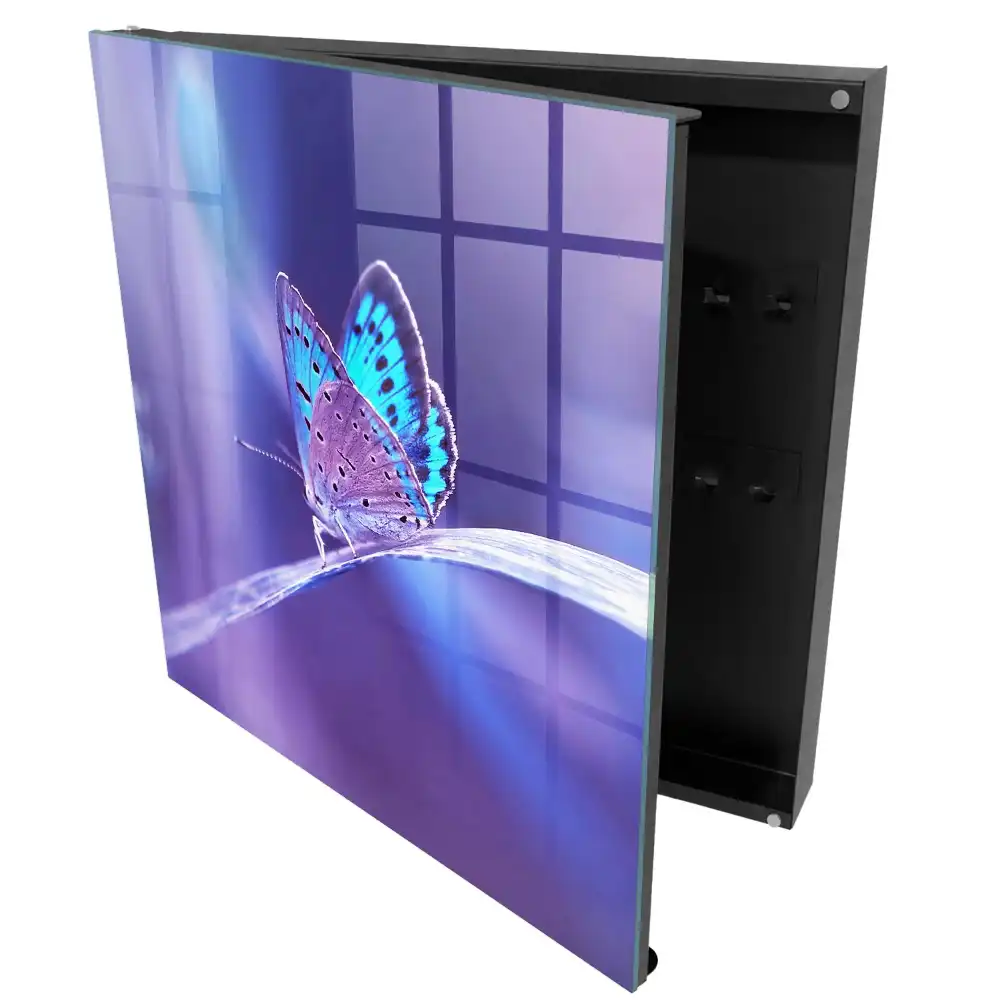 Suport de chei pentru perete cu motiv fluture colorat pe fundal violet