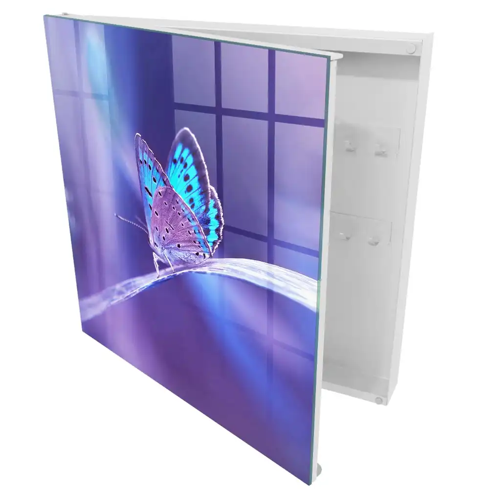 Suport de chei pentru perete cu motiv fluture colorat pe fundal violet