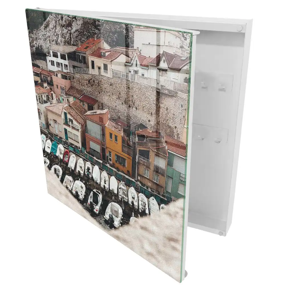 Casetă pentru chei cu design marin cu căsuțe și bărci colorate