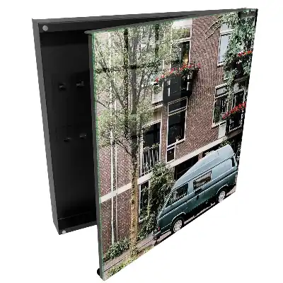 Suport de chei pentru perete cu model de clădiri din cărămidă și plante verzi cu dubă albastră