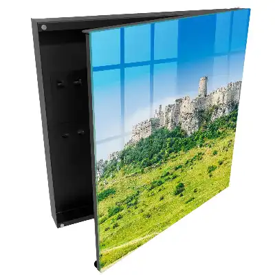 Cutie pentru chei cu design de castel pe deal sub cer albastru