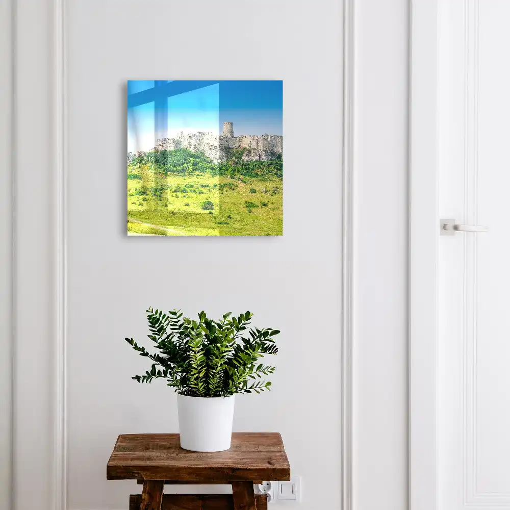 Cutie pentru chei cu design de castel pe deal sub cer albastru