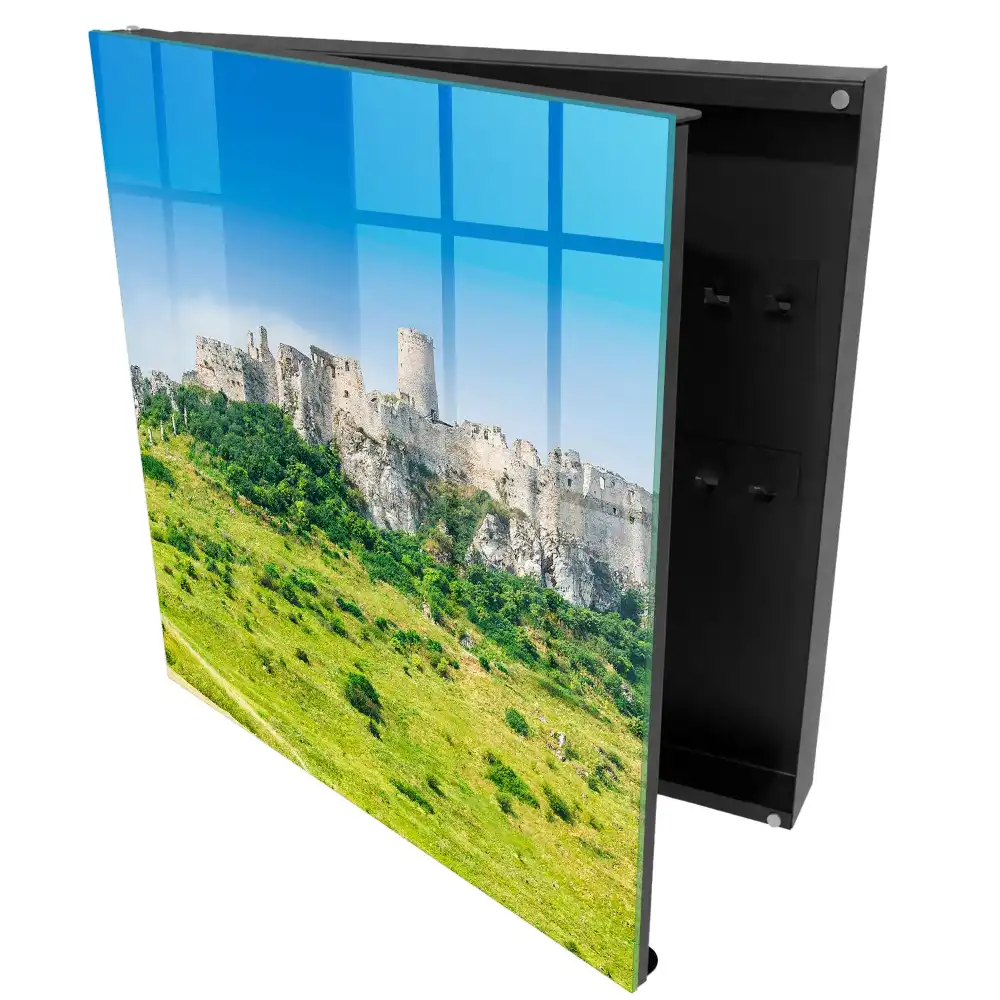 Cutie pentru chei cu design de castel pe deal sub cer albastru