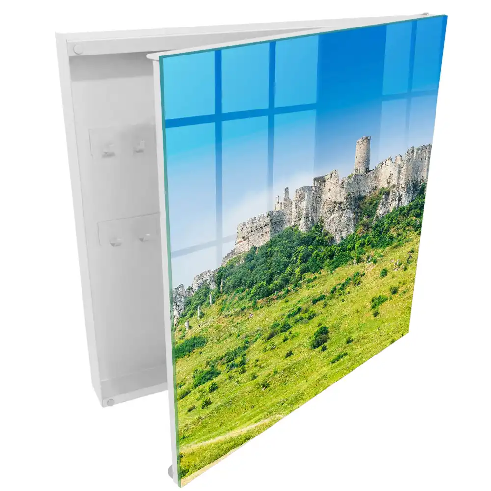 Cutie pentru chei cu design de castel pe deal sub cer albastru