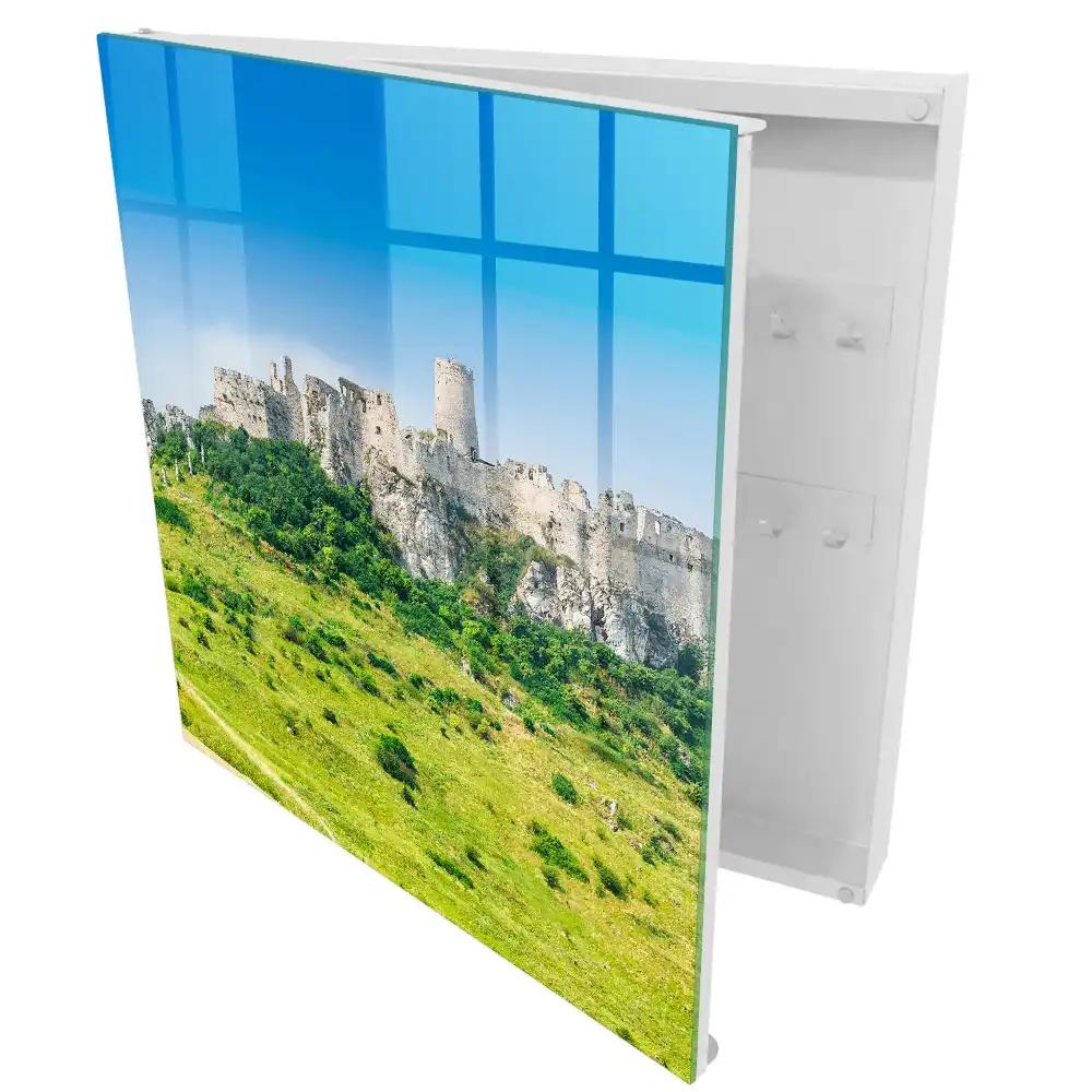 Cutie pentru chei cu design de castel pe deal sub cer albastru