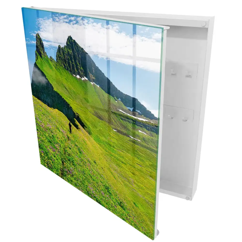 Dulapior pentru chei cu design deal verde și cer albastru