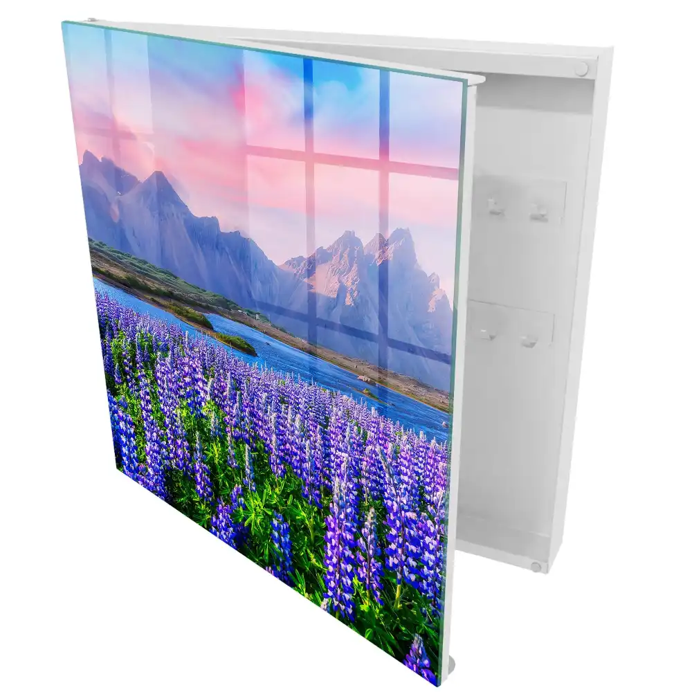 Cuier de perete cu flori colorate pe fundal montan și mesaj de pace