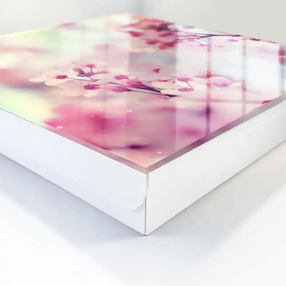 Dulapior pentru chei cu model floral roz pe fundal deschis