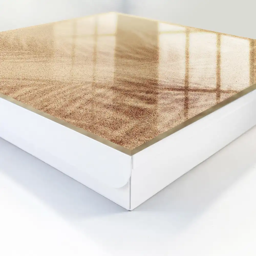 Dulapior pentru chei cu design cu linii delicate pe fundal bej texturat