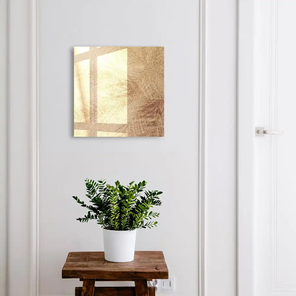 Dulapior pentru chei cu design cu linii delicate pe fundal bej texturat