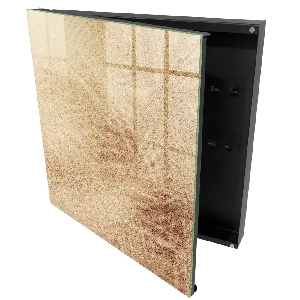 Dulapior pentru chei cu design cu linii delicate pe fundal bej texturat