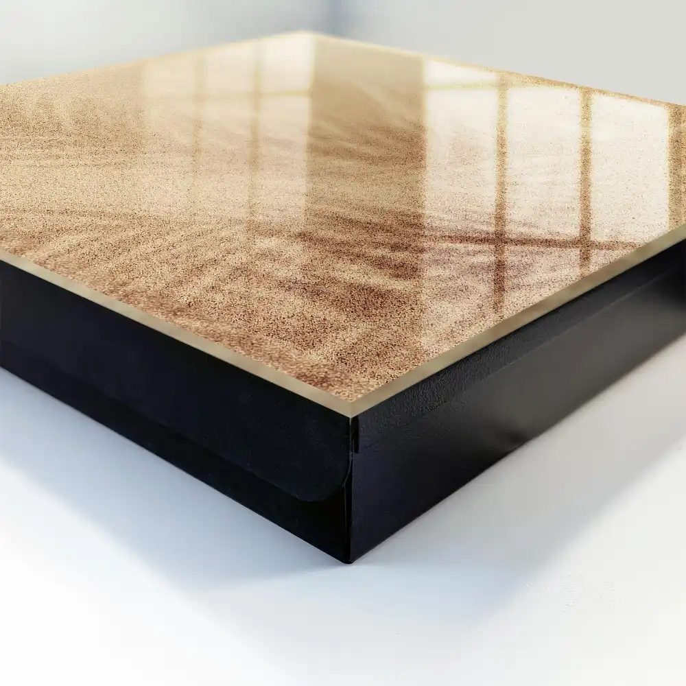 Dulapior pentru chei cu design cu linii delicate pe fundal bej texturat