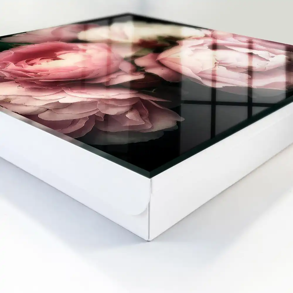 Cutie pentru chei de perete cu design romantic cu trandafiri pe fundal întunecat