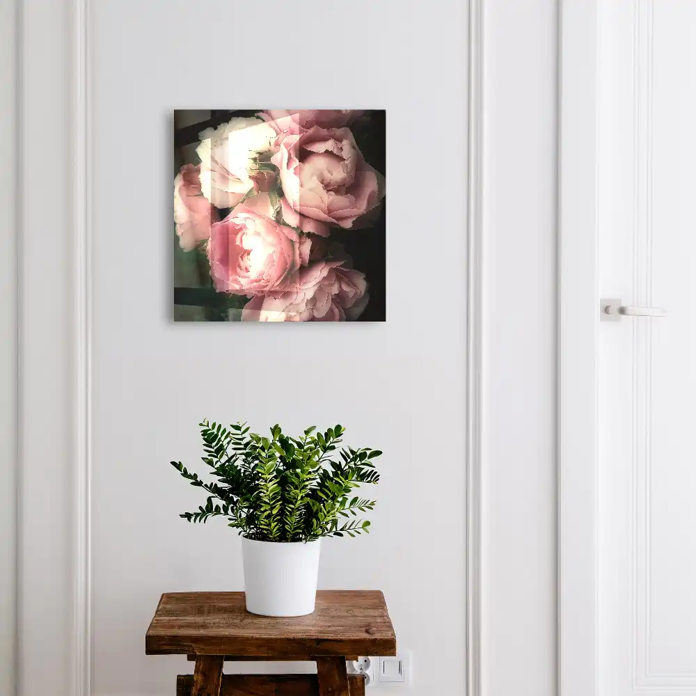 Cutie pentru chei de perete cu design romantic cu trandafiri pe fundal întunecat
