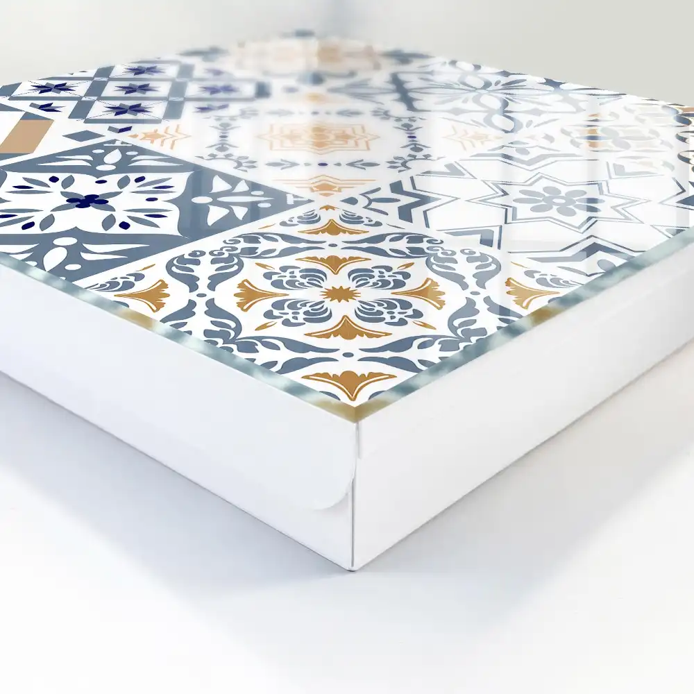 Suport pentru chei pe perete cu model geometric și design clasic