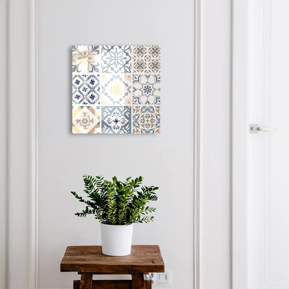 Suport pentru chei pe perete cu model geometric și design clasic