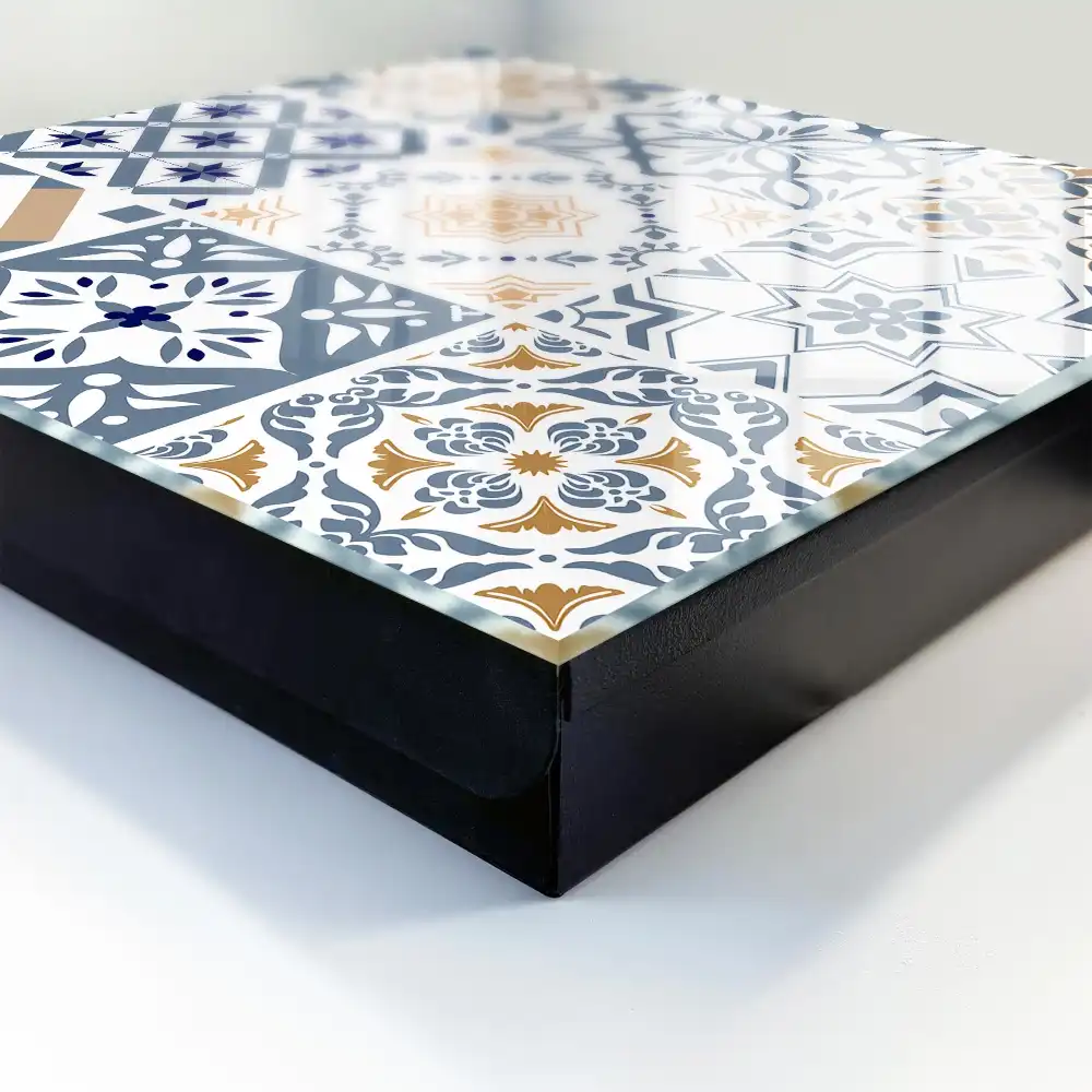 Suport pentru chei pe perete cu model geometric și design clasic