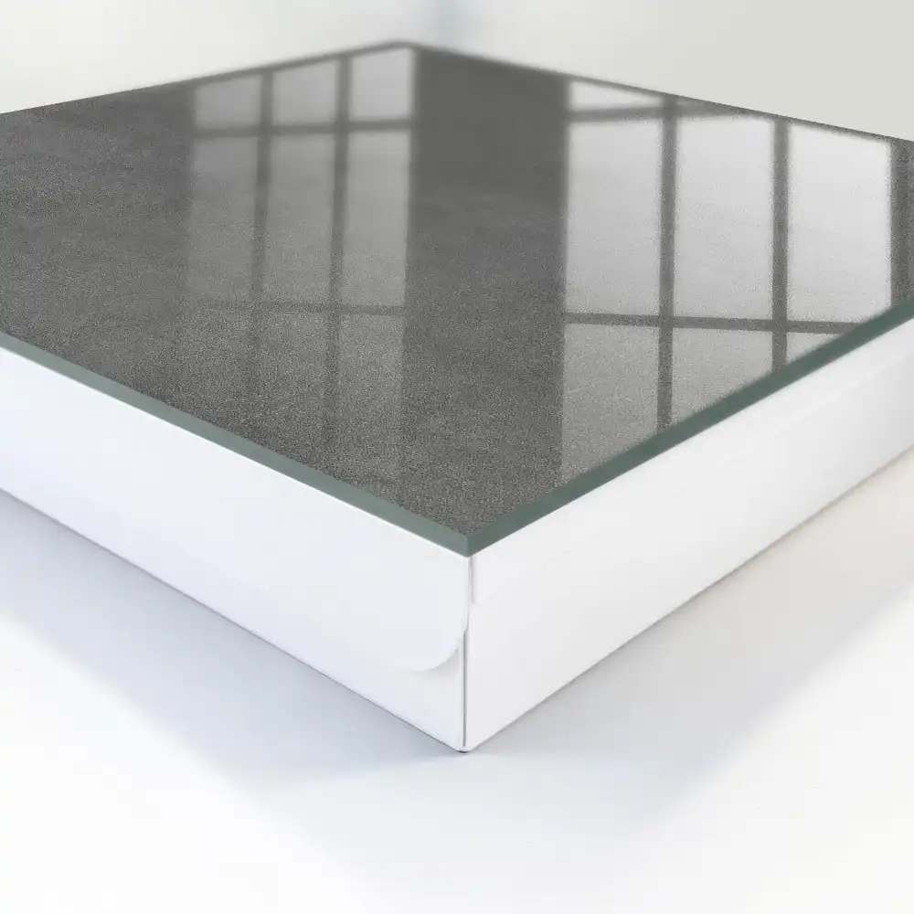 Suport de chei pentru perete gri cu design elegant și tranziții tonale subtile