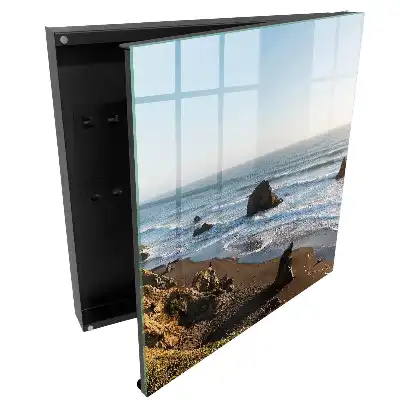 Dulapior pentru chei O coastă calmă cu ocean albastru