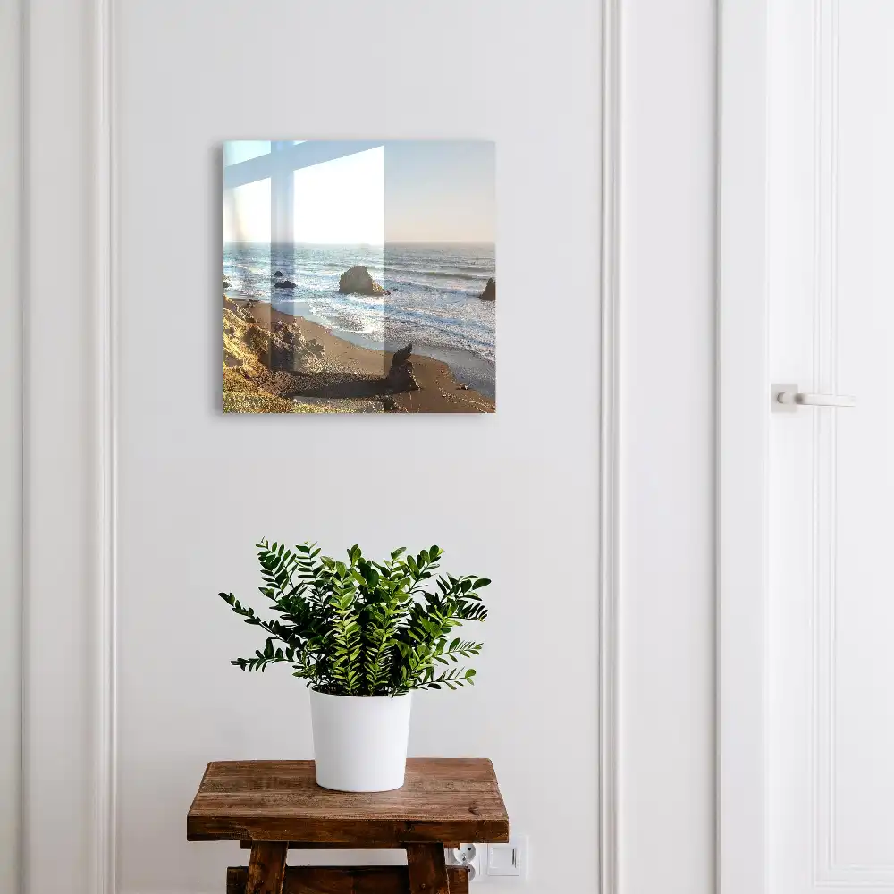Dulapior pentru chei O coastă calmă cu ocean albastru