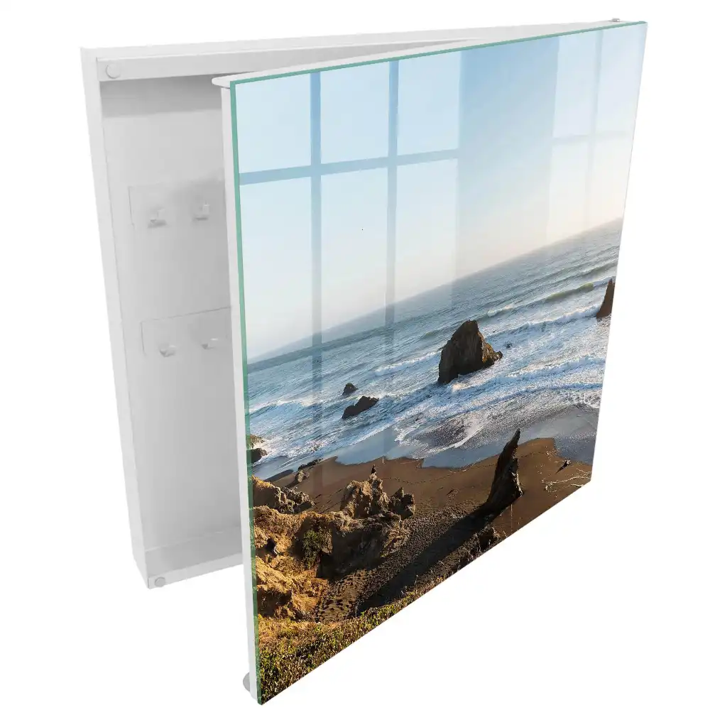 Dulapior pentru chei O coastă calmă cu ocean albastru