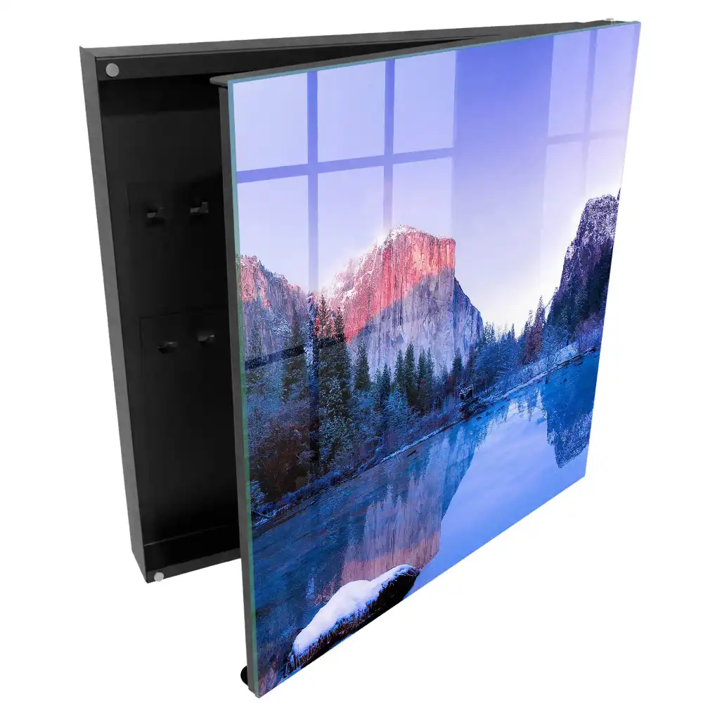 Dulapior pentru chei cu design de munți în nori reflectați în râu într-o dimineață liniștită