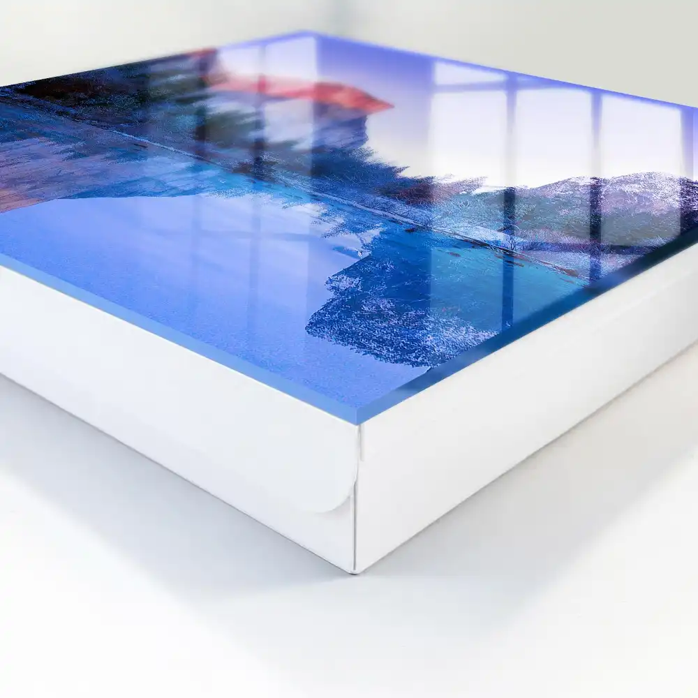 Dulapior pentru chei cu design de munți în nori reflectați în râu într-o dimineață liniștită