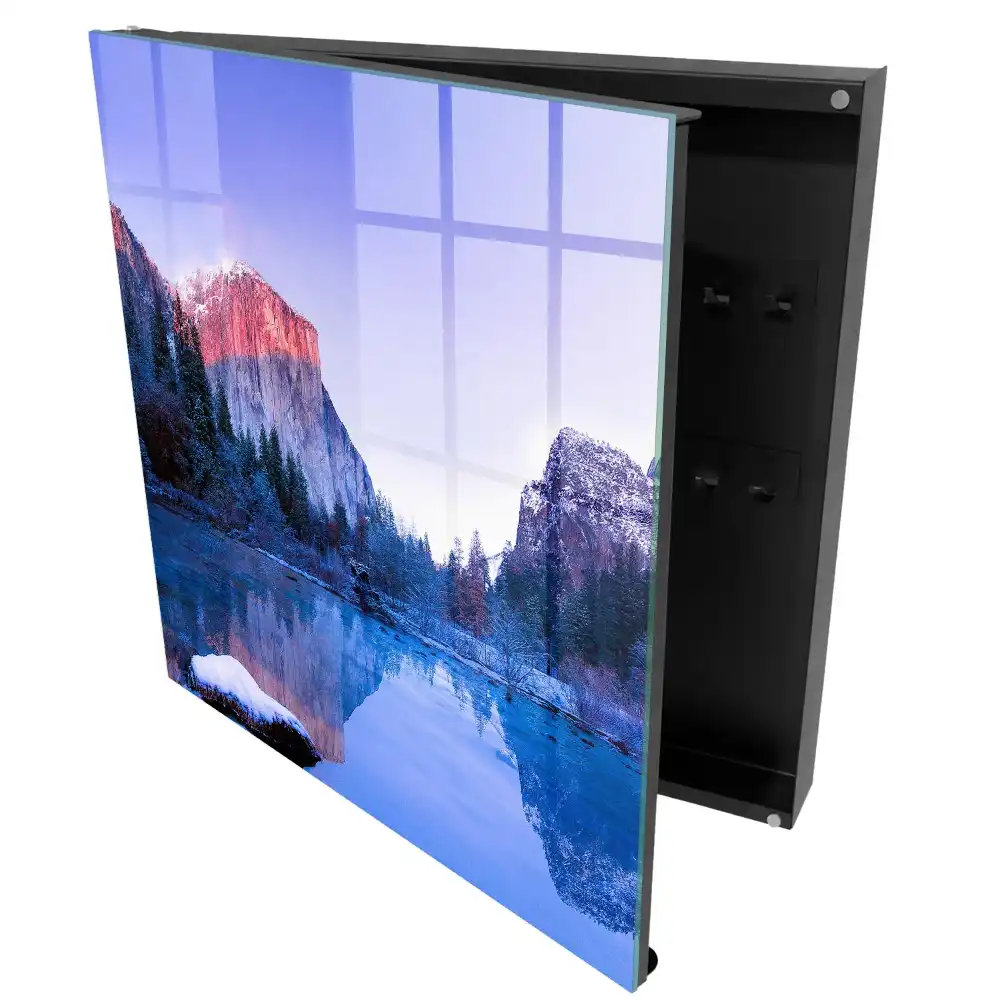 Dulapior pentru chei cu design de munți în nori reflectați în râu într-o dimineață liniștită