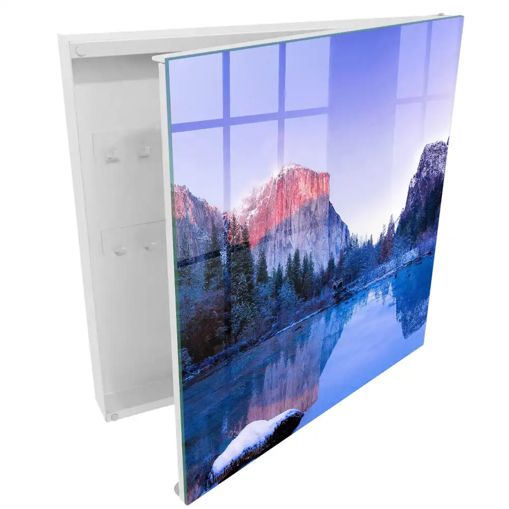 Dulapior pentru chei cu design de munți în nori reflectați în râu într-o dimineață liniștită