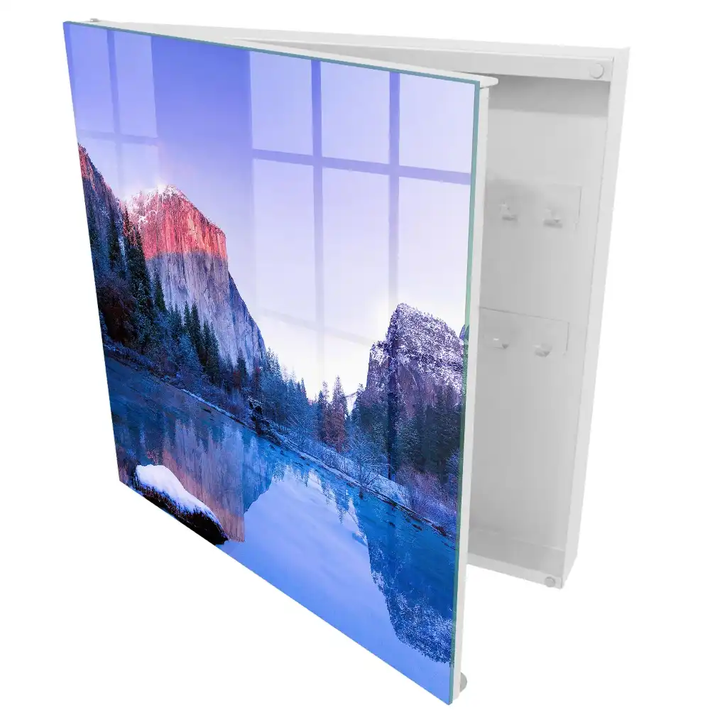 Dulapior pentru chei cu design de munți în nori reflectați în râu într-o dimineață liniștită