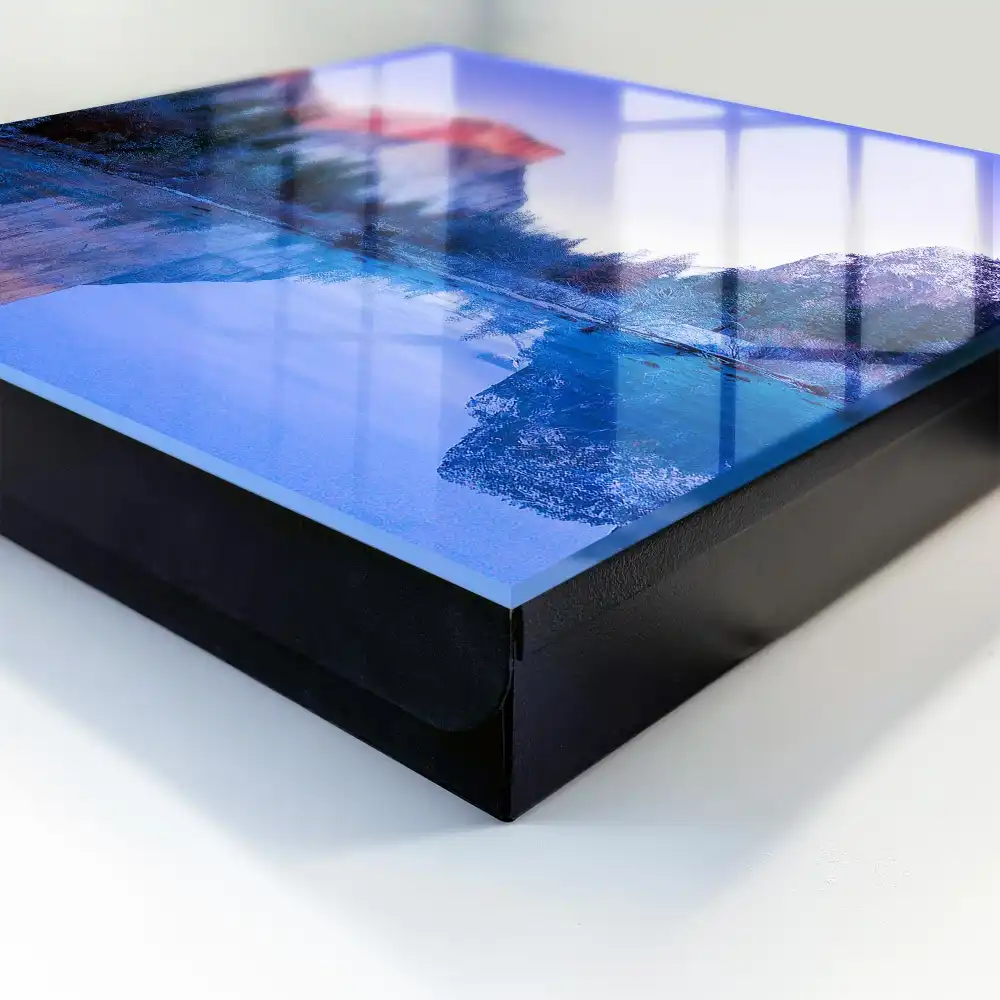 Dulapior pentru chei cu design de munți în nori reflectați în râu într-o dimineață liniștită