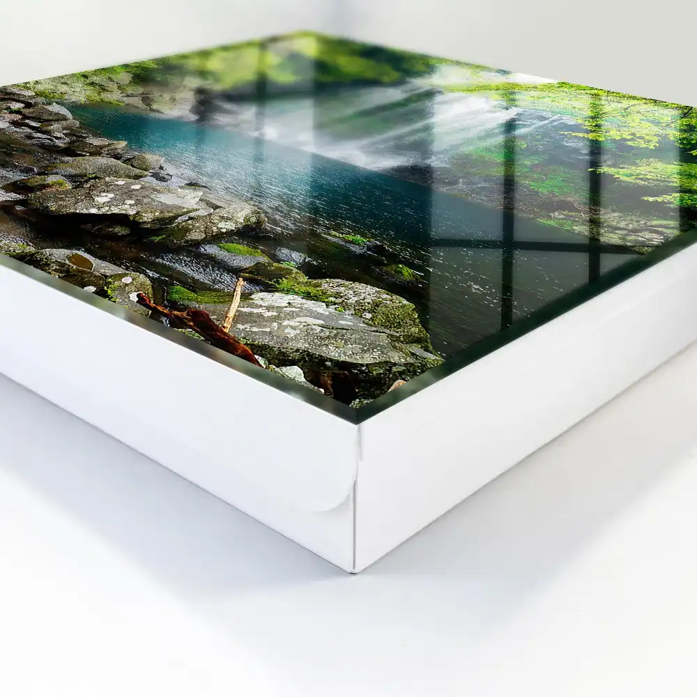 Casetă pentru chei cu design de cascadă și peisaj verde armonios