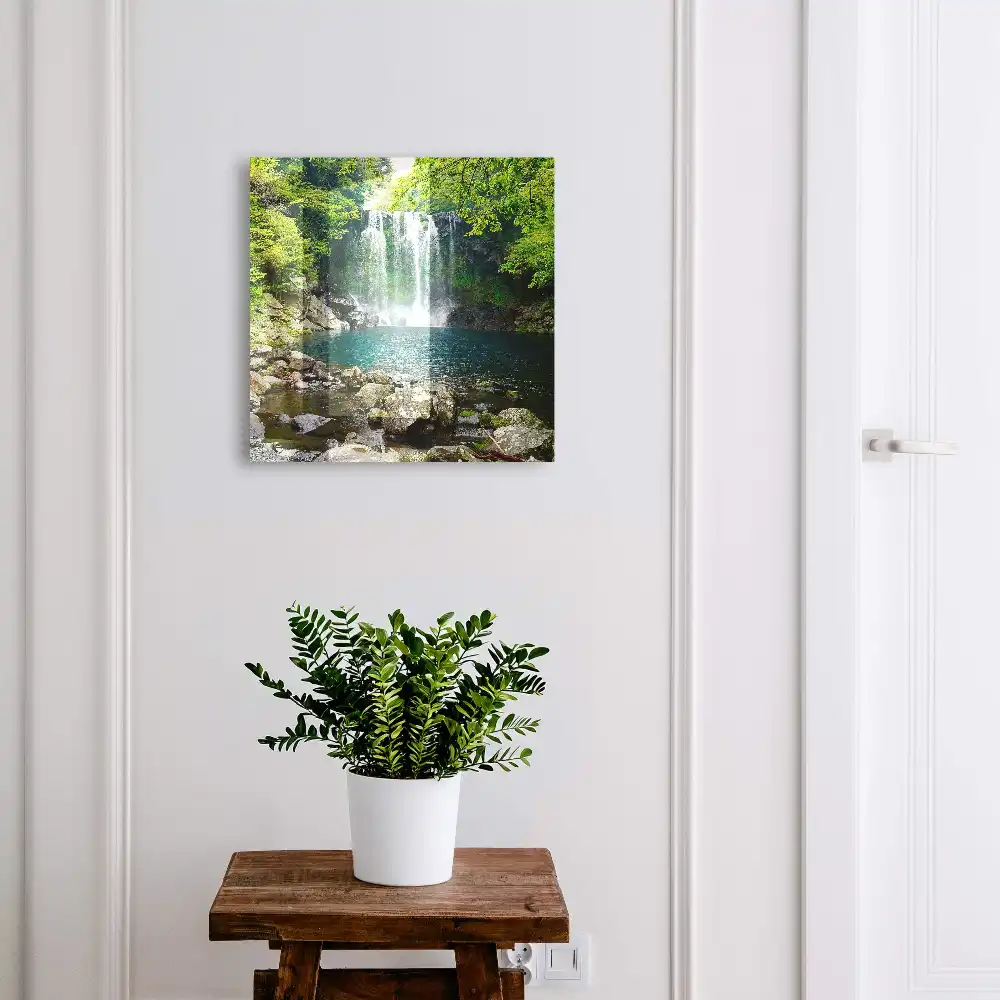 Casetă pentru chei cu design de cascadă și peisaj verde armonios