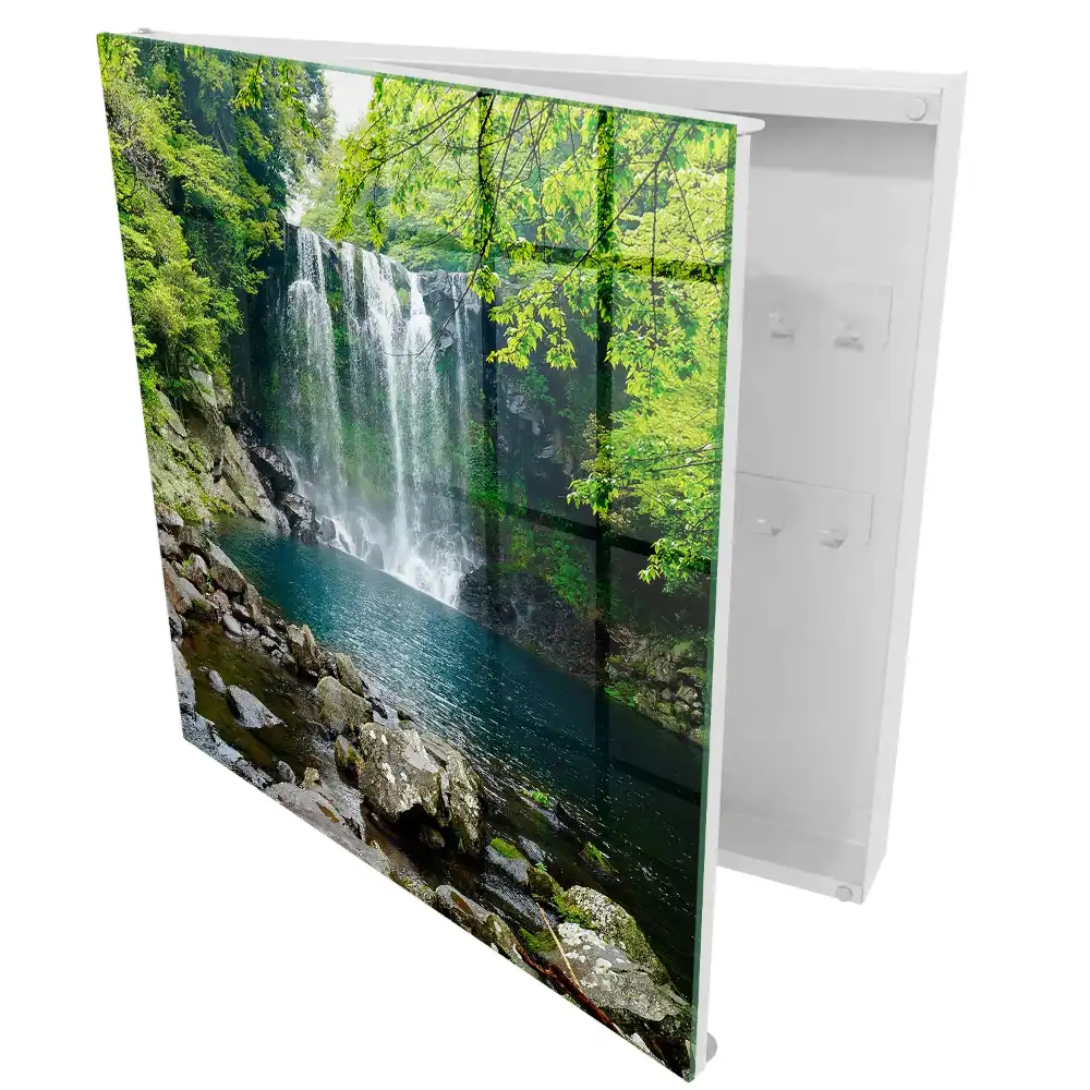 Casetă pentru chei cu design de cascadă și peisaj verde armonios