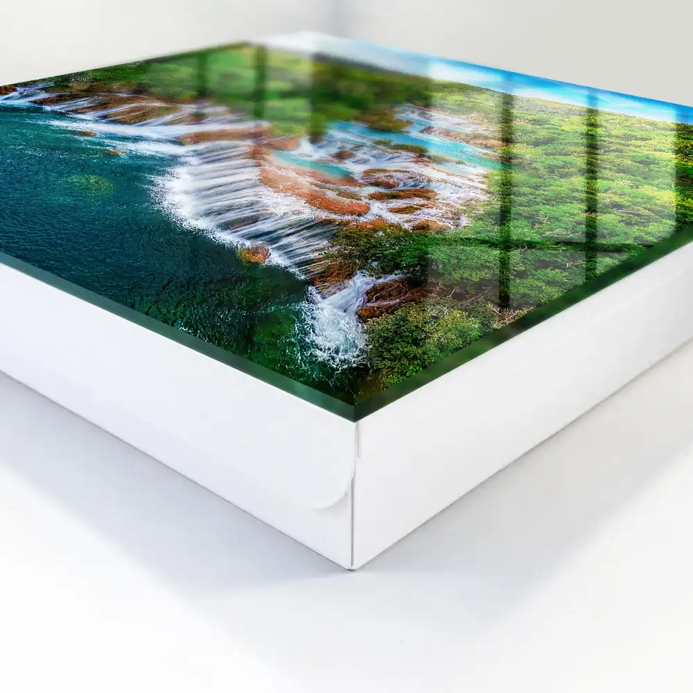 Casetă pentru chei cu design de cascadă și plante verzi