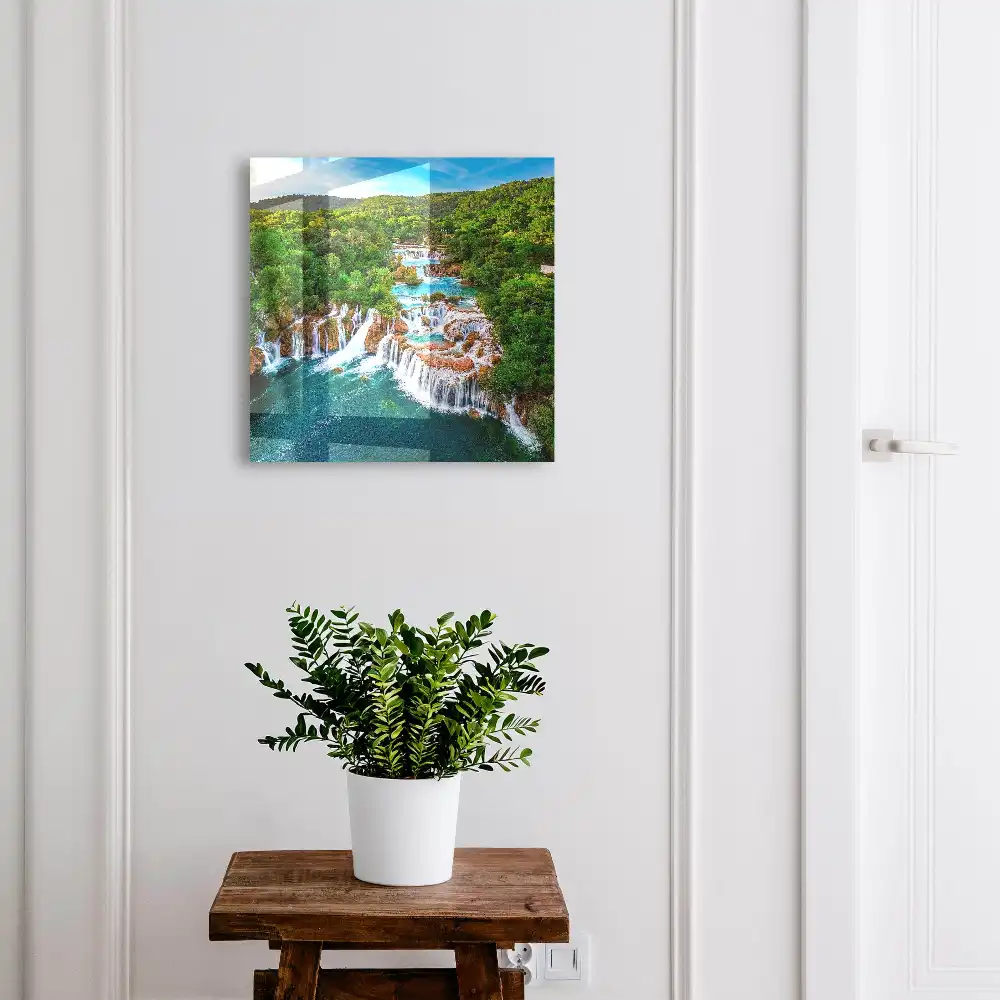 Casetă pentru chei cu design de cascadă și plante verzi