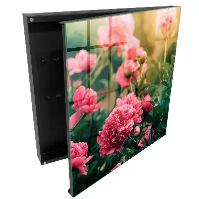 Dulapior pentru chei cu design floral roz într-un cadru natural