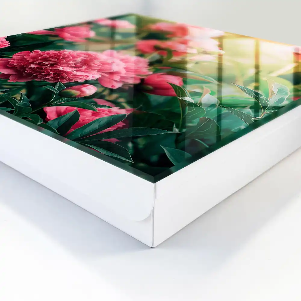 Dulapior pentru chei cu design floral roz într-un cadru natural